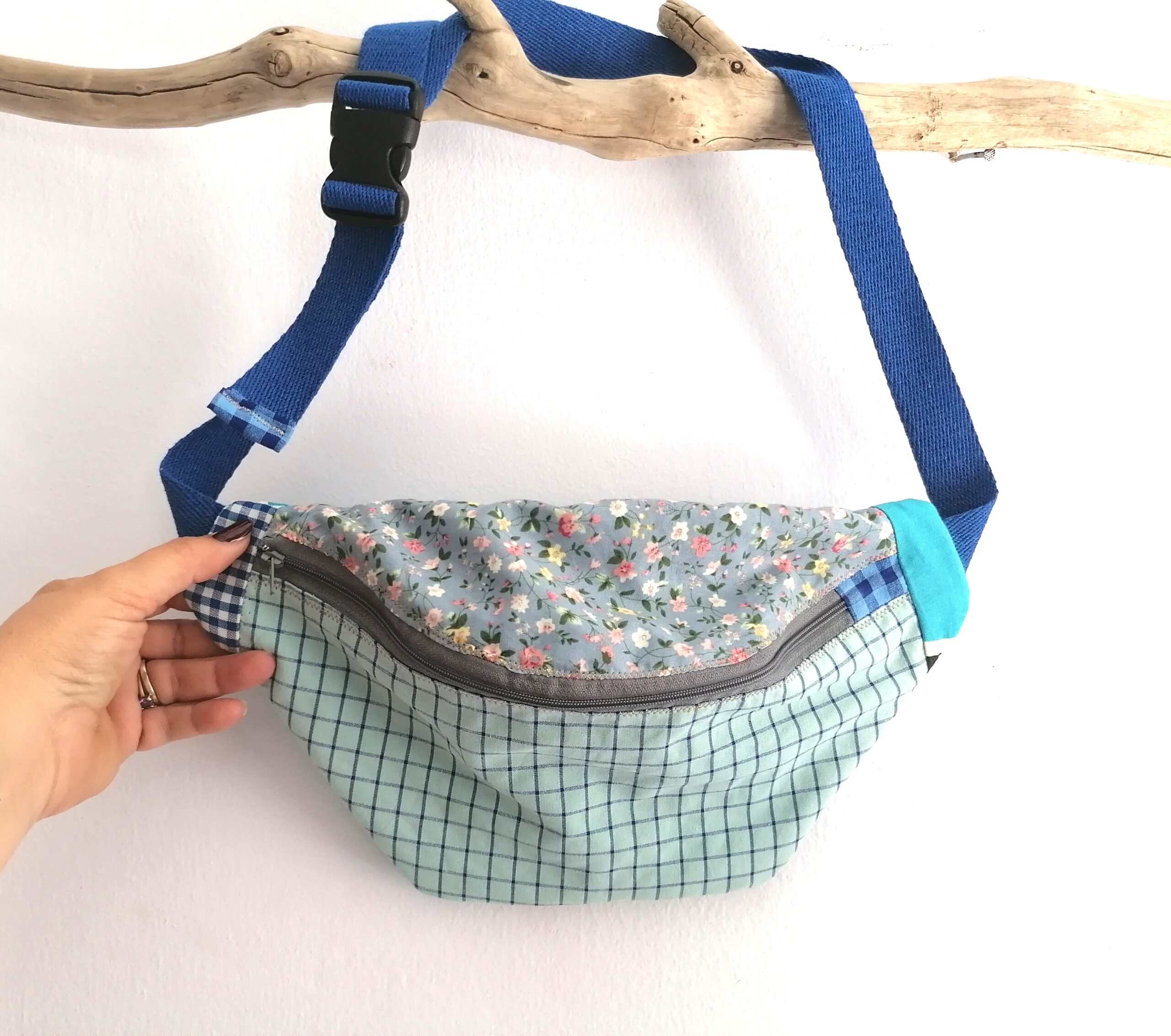 Riñonera de flores y cuadritos